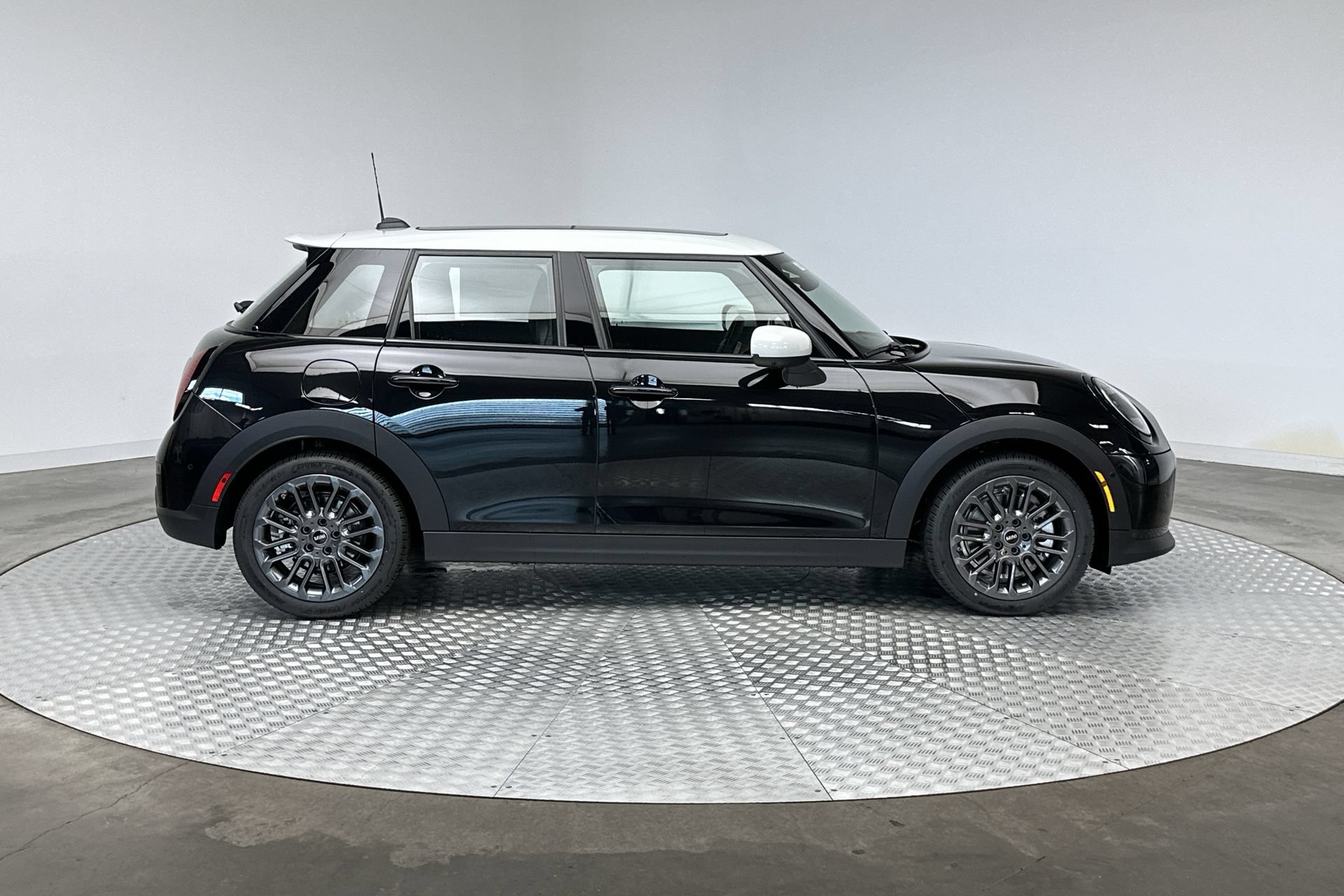 Used 2027 MINI Cooper S FWD image 10