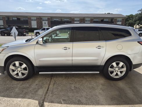 Used 2017 Chevrolet Traverse Premier FWD image 3