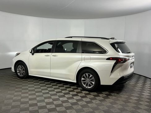 Used 2023 Toyota Sienna XLE image 9