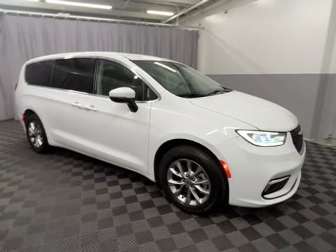 Used 2023 Chrysler Pacifica Touring-L image 8