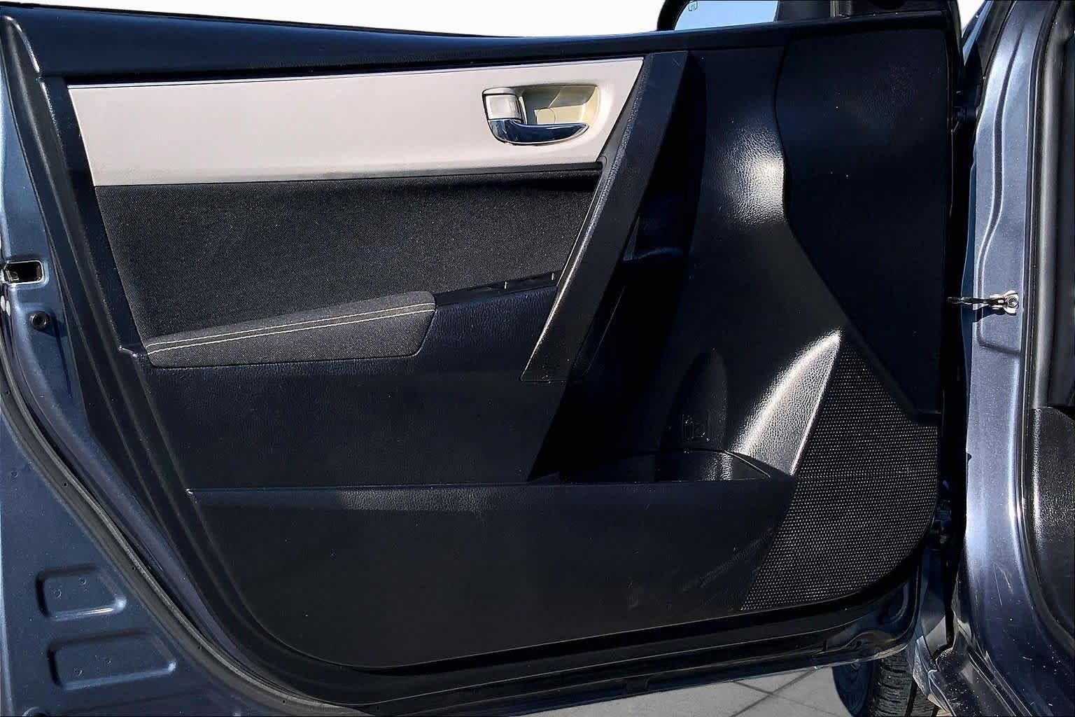 Used 2018 Toyota Corolla LE FWD image 21