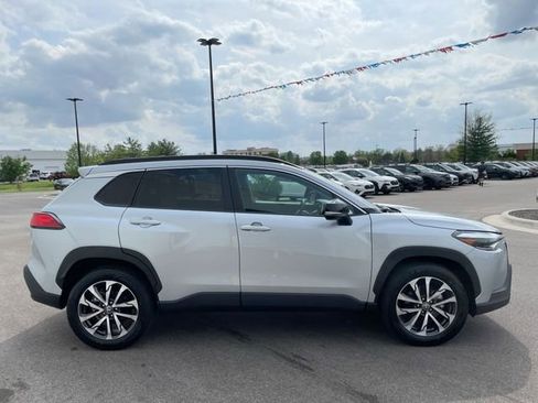 Used 2025 Toyota Corolla Cross XLE image 6