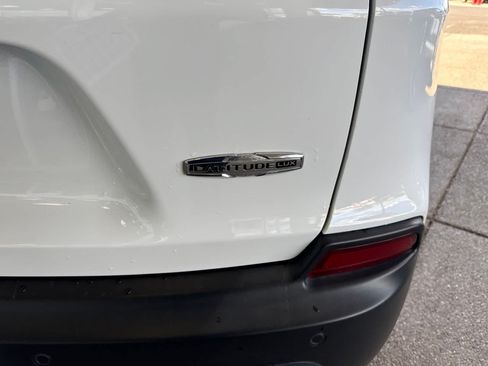 Used 2022 Jeep Cherokee Latitude Lux w/ Sun & Sound Group FWD image 7