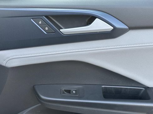 Used 2024 Volkswagen Taos SE image 14