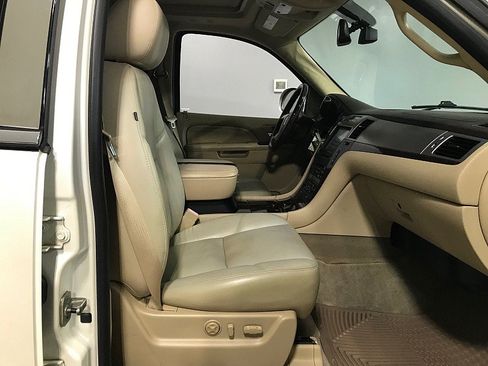 Used 2010 Cadillac Escalade Premium AWD/4WD image 13