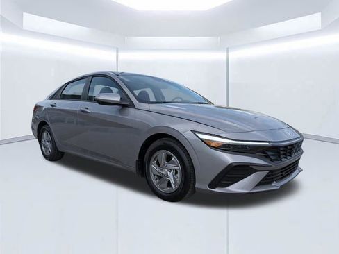 Certified 2026 Hyundai Elantra SE FWD image 2
