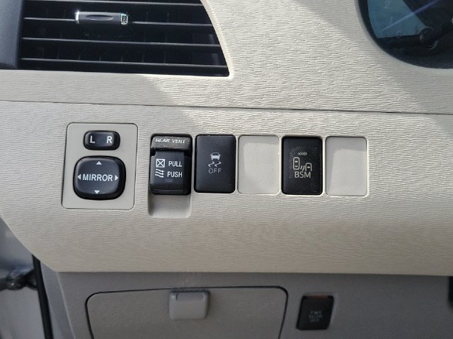 Used 2014 Toyota Sienna XLE FWD image 25