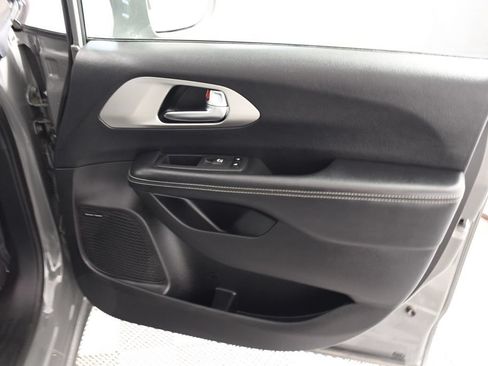 Used 2022 Chrysler Pacifica Limited w/ Uconnect Theater Family Group FWD image 18