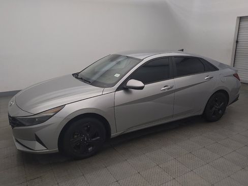Used 2022 Hyundai Elantra SEL w/ Convenience Package FWD image 2