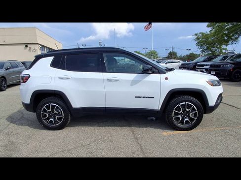 Certified 2025 Jeep Compass Trailhawk AWD/4WD image 9