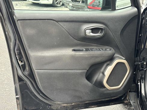 Used 2015 Jeep Renegade Latitude w/ Cold Weather Group image 18