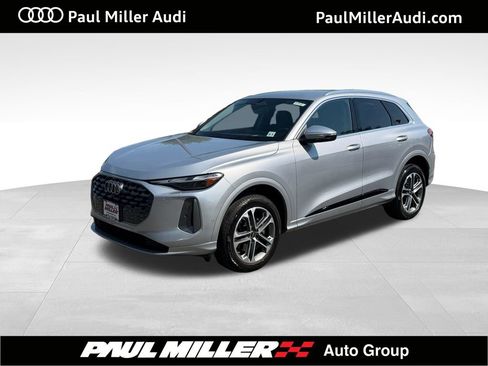 Used 2025 Audi Q5 Premium w/ Convenience Package AWD/4WD image 1