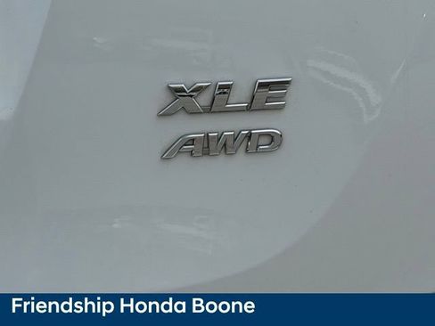 Used 2018 Toyota RAV4 XLE AWD/4WD image 12