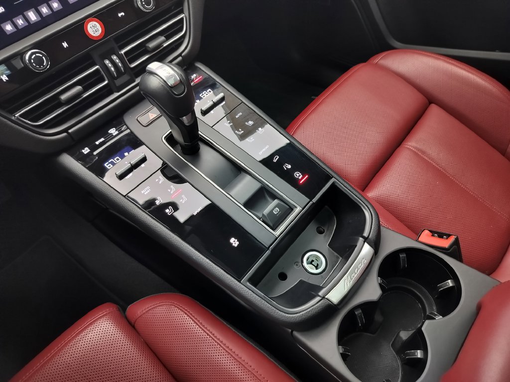Certified 2024 Porsche Macan Turbo AWD/4WD image 16