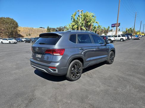 Used 2023 Volkswagen Taos SE w/ Panoramic Sunroof Package FWD image 5