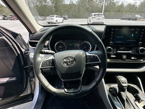 Used 2022 Toyota Highlander XLE AWD/4WD image 15