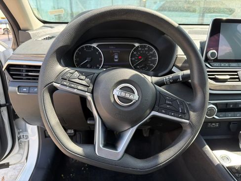 Used 2025 Nissan Altima 2.5 SV FWD image 14