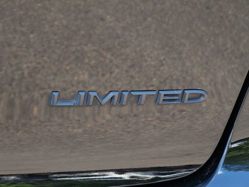 Used 2025 Chrysler Pacifica Limited FWD image 10