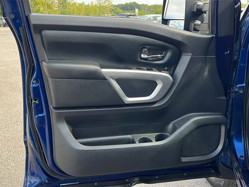 Used 2017 Nissan Titan SV image 9