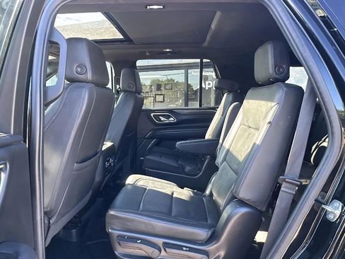 Used 2022 Chevrolet Tahoe Z71 w/ Luxury Package AWD/4WD image 12