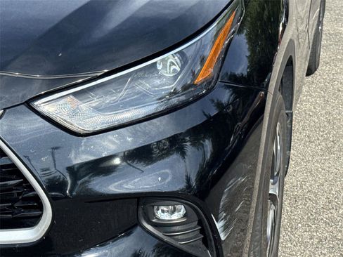 Used 2022 Toyota Highlander XLE AWD/4WD image 9
