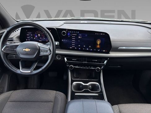Used 2024 Chevrolet Traverse LT FWD image 3