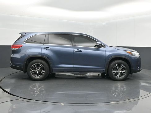 Used 2018 Toyota Highlander LE AWD/4WD image 5
