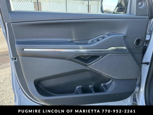 New 2025 Lincoln Navigator Reserve w/ Jet Appearance Package AWD/4WD image 10