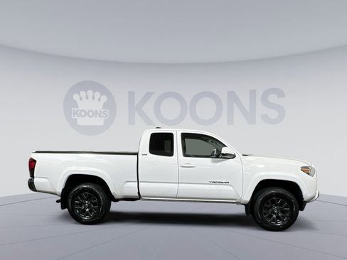 Used 2022 Toyota Tacoma SR5 w/ SR5 Appearance Package (SM) AWD/4WD image 12