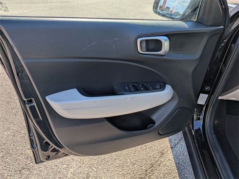 Used 2023 Hyundai Venue SEL image 11