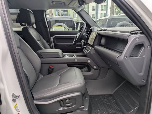 New 2026 Land Rover Defender 110 X-Dynamic SE image 32
