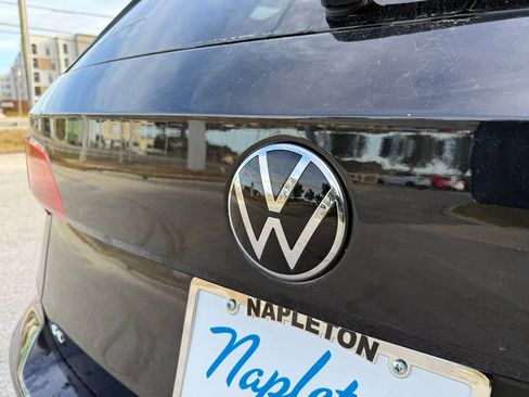 Certified 2024 Volkswagen Taos SE image 9