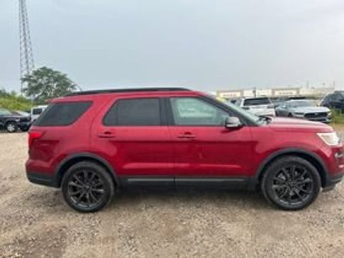 Used 2018 Ford Explorer XLT w/ Equipment Group 202A AWD/4WD image 4