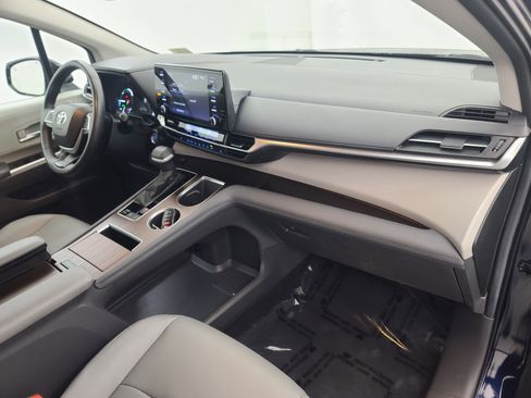 Used 2024 Toyota Sienna XLE image 13