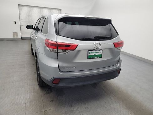 Used 2018 Toyota Highlander LE image 6