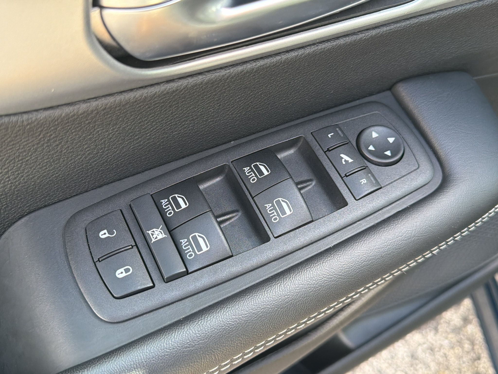 Used 2025 Chrysler Pacifica Limited AWD/4WD image 12