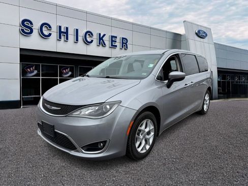 Used 2017 Chrysler Pacifica Touring Plus w/ Tire & Wheel Group image 4