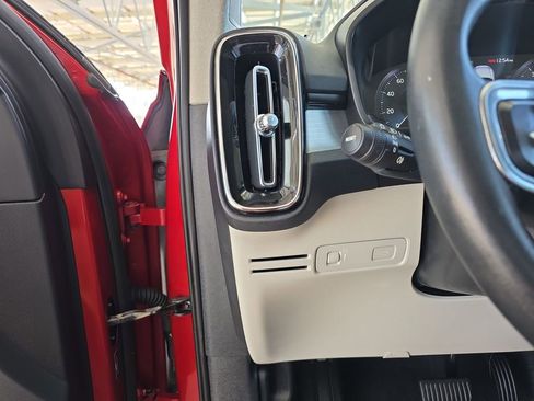 Used 2019 Volvo XC40 T4 Momentum FWD image 18