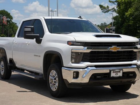 Used 2025 Chevrolet Silverado 2500 LT w/ Convenience Package AWD/4WD image 2