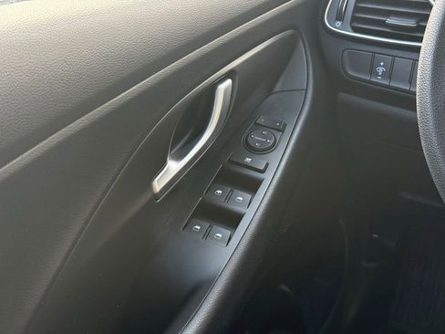 Used 2019 Hyundai Elantra GT FWD image 7