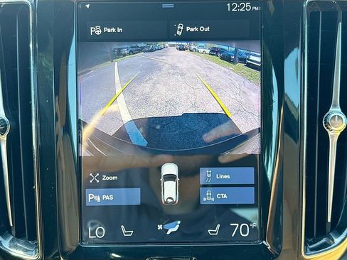 Used 2018 Volvo XC60 T6 Momentum w/ Vision Package image 15