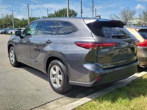 Used 2022 Toyota Highlander LE FWD image 4