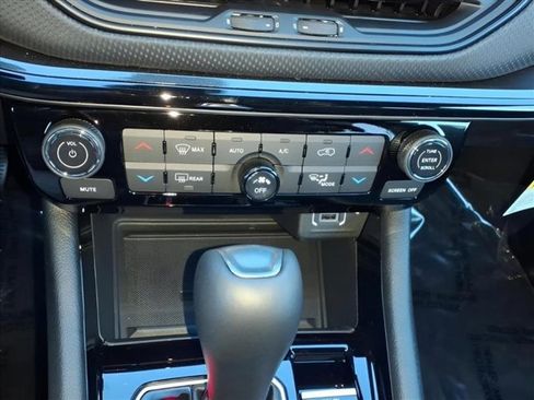 New 2025 Jeep Compass Latitude w/ Convenience Group AWD/4WD image 17