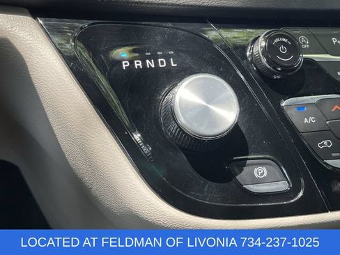 Used 2024 Chrysler Pacifica Touring-L FWD image 15