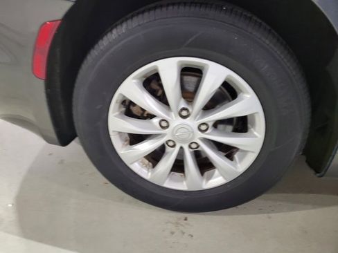 Used 2018 Chrysler Pacifica Touring-L image 23