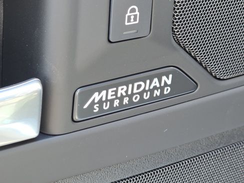 Used 2025 Land Rover Defender 110 X-Dynamic SE image 8