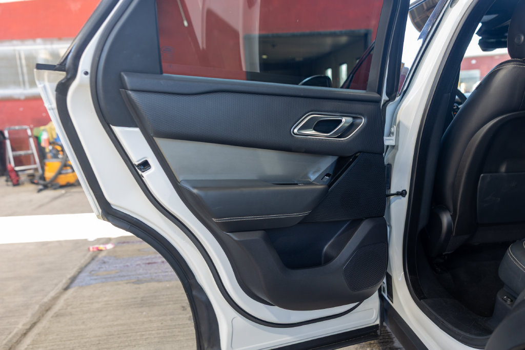 Used 2018 Land Rover Range Rover Velar S AWD/4WD image 38