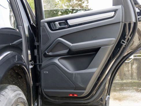 Certified 2023 Porsche Cayenne Platinum Edition w/ Performance Package image 47