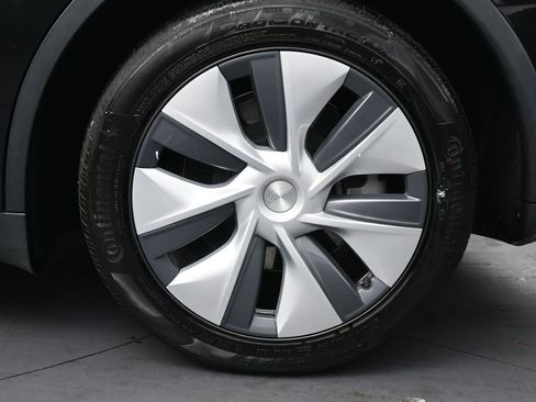 Used 2023 Tesla Model Y Long Range AWD/4WD image 32