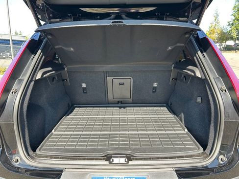 Used 2023 Volvo XC40 B5 Plus image 25